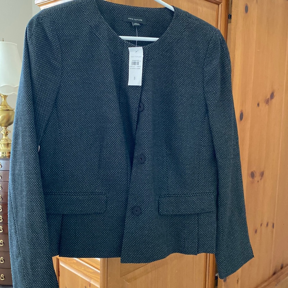 Ann Taylor size 8 hidden button collarless blazer